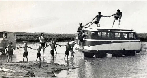 Микроавтобус УАЗ с окнами в скатах крыши. Фото с испытаний в Каракумах, 1950-е. Микроавтобус УАЗ с окнами в скатах крыши. Фото с испытаний в Каракумах.