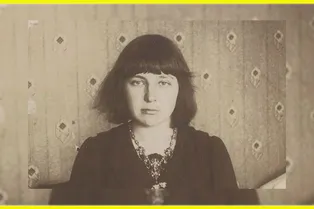 На этом фото она сама на себя не похожа, но вы точно ее знаете: угадайте известную поэтессу по снимку в молодости