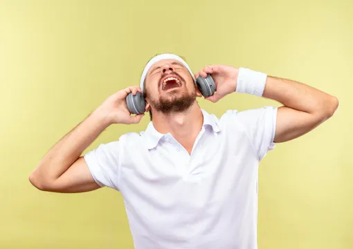 мужчина в наушниках