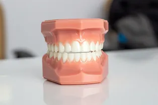 Эксперты: кариес и болезни десен могут удвоить риск инсульта Эксперты: кариес и болезни десен могут удвоить риск инсульта