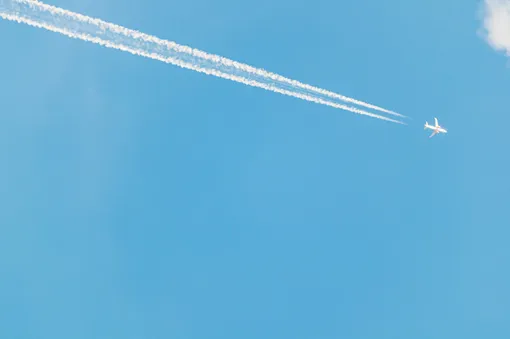 самолет летит, инверсионный след на небе
