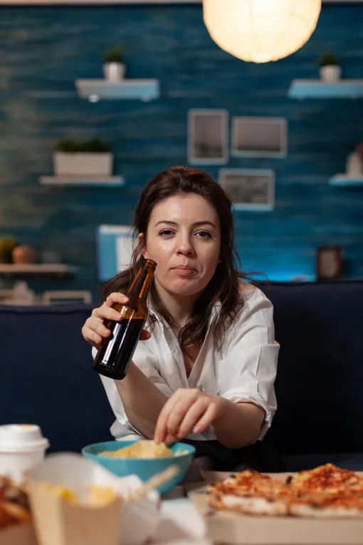 люди выпивают люди выпивают