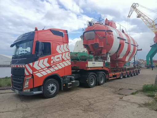 грузовик везет глубоководный аппарат мир грузовик везет глубоководный аппарат мир