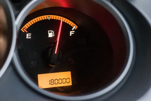 Как снизить расход топлива: 10 полезных приемов и 3 опасных мифа