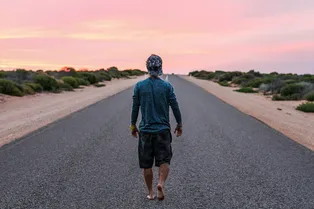 У ходьбы задом наперед есть польза для здоровья! Вот почему это стоит попробовать