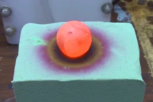 Как раскаленный никель плавит флористическую пену: поразительное зрелище