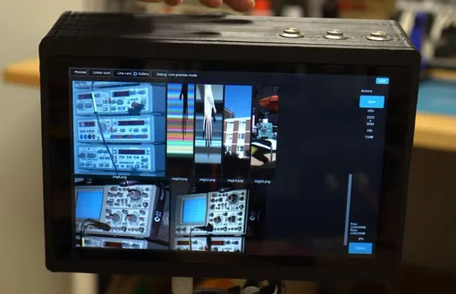 Камера имеет большой сенсорный экран и настраиваемый пользовательский интерфейс. / Камера имеет большой сенсорный экран и настраиваемый пользовательский интерфейс. /