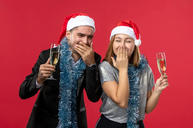 Поднять бокал и настроение гостям: 50 креативных тостов на Новый год