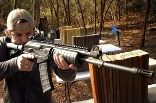 «Израильский Калашников» против брони из стройматериалов: кто кого?