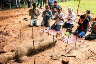 В Камбодже нашли прекрасно сохранившуюся древнюю статую В Камбодже нашли прекрасно сохранившуюся древнюю статую
