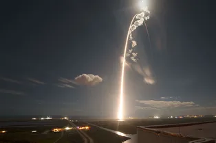 Почему космические ракеты летают по дугообразной траектории? Почему космические ракеты летают по дугообразной траектории?