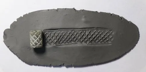 Среди прочих артефактов, последние раскопки в Кани Шайе обнаружили древние «цилиндрические печати», связанные с административной деятельностью. Среди прочих артефактов, последние раскопки в Кани Шайе обнаружили древние «цилиндрические печати», связанные с административной деятельностью.