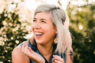 Узнайте, есть ли у ваших друзей «нервный смех»! Вот как распознать болезнь