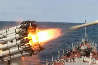 Подводную лодку атаковали глубинными бомбами Подводную лодку атаковали глубинными бомбами