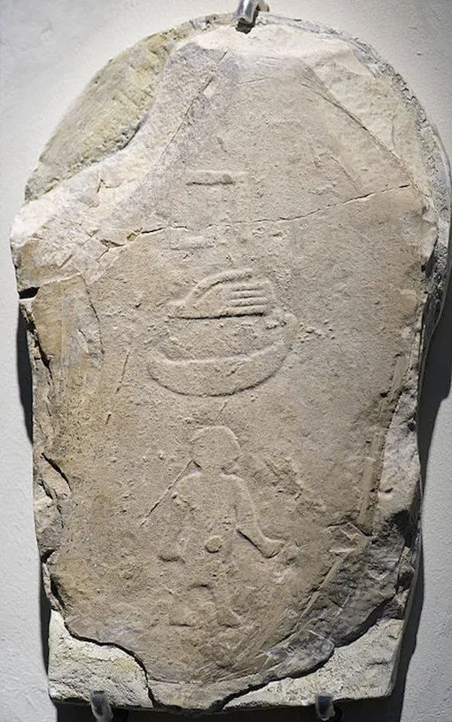 Стела-иероглиф с изображением придворного карлика Хеда, найденная в гробнице египетского фараона Дена. 2850 г. до н.э. / Стела-иероглиф с изображением придворного карлика Хеда, найденная в гробнице египетского фараона Дена. 2850 г. до н.э. /