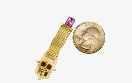 Имплант для передачи света в мозг в сравнении с монеткой