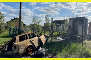 Все видят на фотографии разбитый автомобиль и мусор, но лишь единицы могут заметить зайца. А вам слабо?