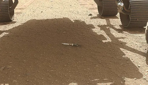 Марсоход Perseverance собирает образцы марсианского грунта для миссии по их доставке на Землю, однако в настоящее время возникают сомнения относительно того, когда это может произойти.