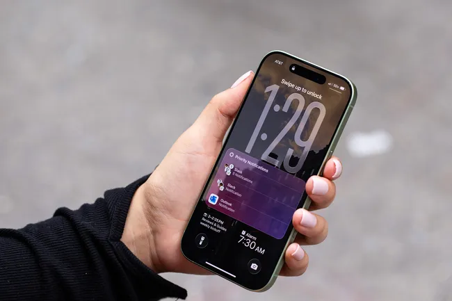 Релиз iOS 26.2: новые функции Liquid Glass, AirDrop и Apple Music