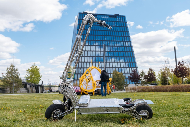 Электро-черепаха, робот-ангел, робот-рыбак и сцена-карусель: самые необычные экспонаты на фестивале Geek Picnic