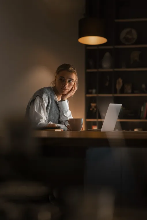 человек за работой