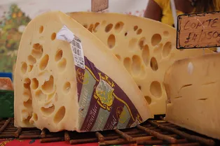 Производственный секрет: как делают сыр с дырками Производственный секрет: как делают сыр с дырками