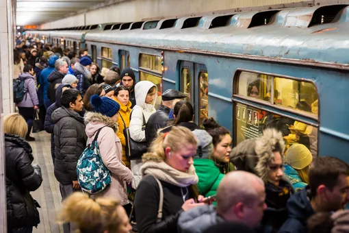 Пассажиропоток в метро в прошлом, толпы людей