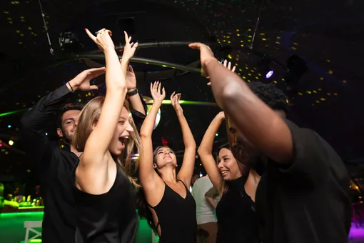 танцы в клубе танцы в клубе