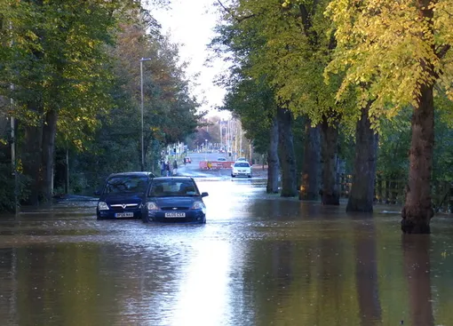 машины на затопленной улице