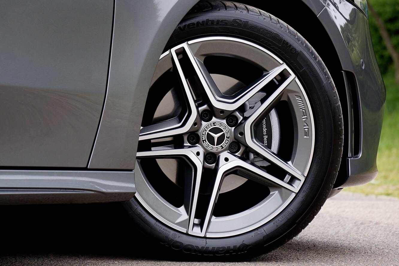 Если повернуть руль до упора и посмотреть на передние колёса, можно ...