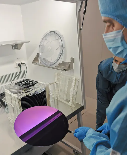 Продукт ПХО — пластина из монокристаллического кремния, покрытая оксидом кремния. Этот слой служит для защиты нижележащих структур от химических и физических факторов