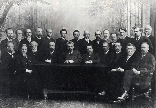Профессора Московского университета в 1911 году. Климент Тимирязев — второй слева в нижнем ряду