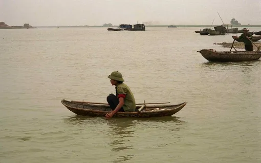 мужчина в маленькой бамбуковой лодке мужчина в маленькой бамбуковой лодке