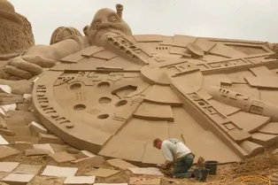 Почему песочные замки не рассыпаются и не падают? Почему песочные замки не рассыпаются и не падают?