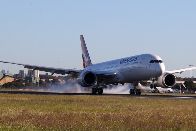Самолет Qantas выполнил рекордный 19-часовой беспосадочный перелет Самолет Qantas выполнил рекордный 19-часовой беспосадочный перелет