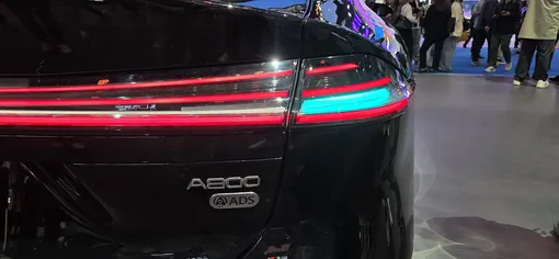 Включенный бирюзовый свет означает, что машиной управляет автопилот Включенный бирюзовый свет означает, что машиной управляет автопилот