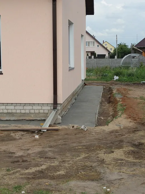 Такая отмостка имеет место, но зачем делать так, если можно по красоте? Мягкая отмостка как сделать