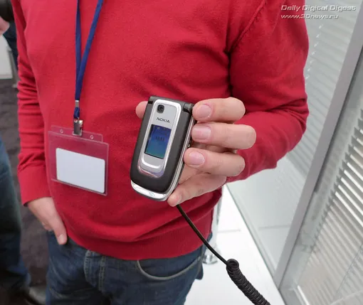 Вот как выглядит «ветеран» NFC Nokia 6131. А теперь представьте лица людей в метро, когда вы оплатите проезд обычной раскладушкой! NFC в Nokia 6131