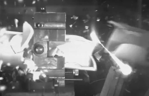 В новом эксперименте моделируется экстремальное давление при ударе астероида и выбросе с Марса путем зажатия микробов между металлическими пластинами и последующего выстрела в них снарядом со скоростью около 500 километров в час. Чжао и др., PNAS Nexus 2026 Тестовый удар.