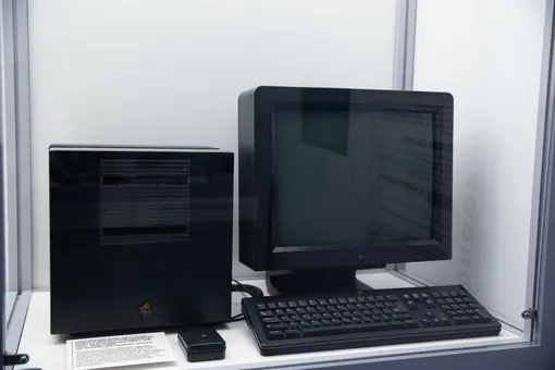 Рабочая станция NeXTcube (1990). На такой же машине Тим Бернерс-Ли запустил первый в истории веб-сервер. Из коллекции Яндекс Музея Рабочая станция NeXTcube (1990). На такой же машине Тим Бернерс-Ли запустил первый в истории веб-сервер. Из коллекции Яндекс Музея