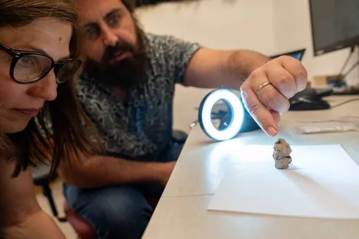 Исследователи Натали Манро и Лоран Дэвин с фигуркой. /