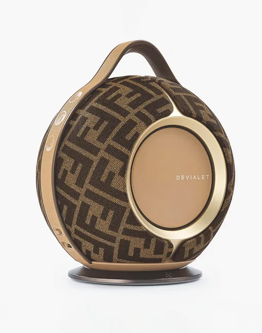 В портативной колонке Fendi | Devialet Mania элегантность Fendi сочетается с инновационными технологиями Devialet.