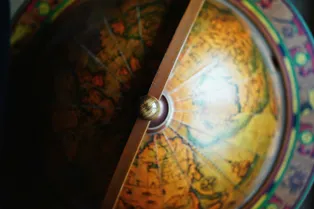 Флаг, столица и контур: распознаете ли вы страну по одному признаку?