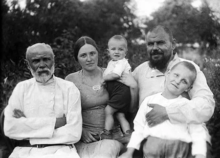 Семья Николая Дроздова. Николай — на руках у матери Надежды Дрейлинг Семья Николая Дроздова. Николай — на руках у матери Надежды Дрейлинг