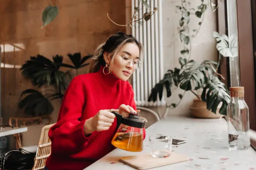 женщина пьет чай женщина пьет чай