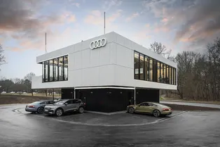 Audi показала зарядные станции для электромобилей с залом ожидания. Как тебе такое, Илон Маск? Audi показала зарядные станции для электромобилей с залом ожидания. Как тебе такое, Илон Маск?