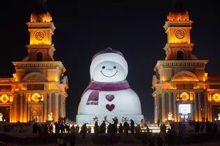 Хионофобам такое не понравится: в Китае соорудили самого большого в мире снеговика