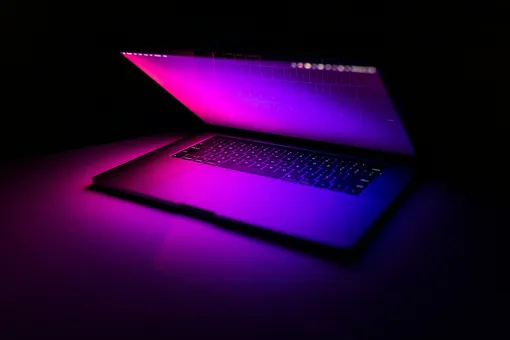 Полузакрытый ноутбук Полузакрытый ноутбук