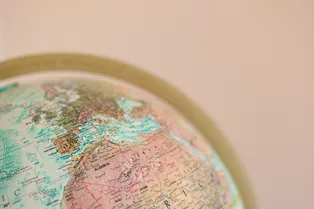 Географический квиз: угадайте страны по столице, контуру и флагу