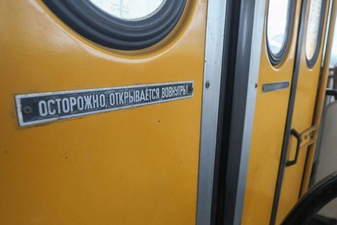 Позор советских автобусов, который до сих пор не отмывается с дверей: как правильно — внутрь, вовнутрь или во внутрь?